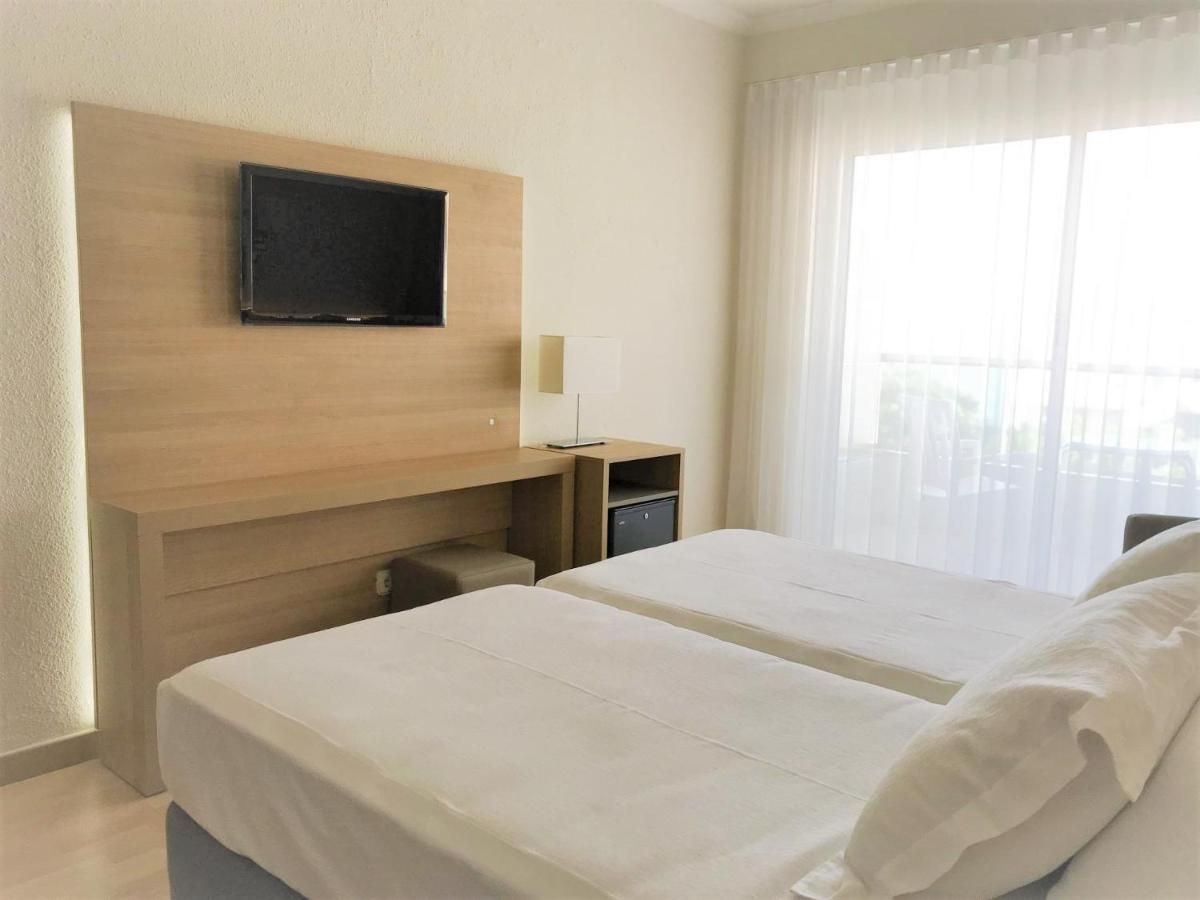 Habitación Doble con vistas a la piscina (2 adultos + 1 niño) - 2 camas