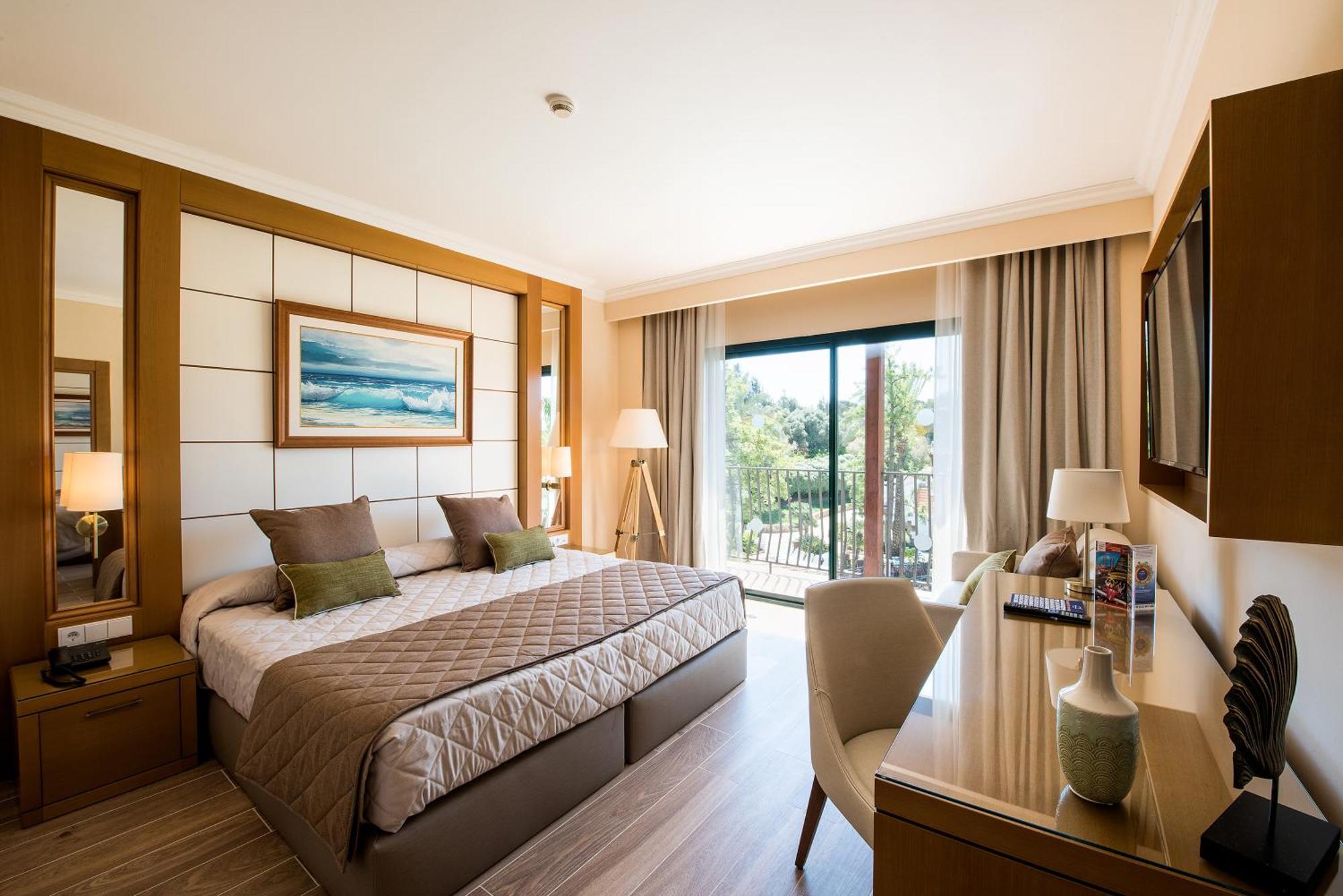 Standard Room with Access to PortAventura Park (2 Adults + 1 Child) + 1 access to Ferrari Land,1272902665:JPEG